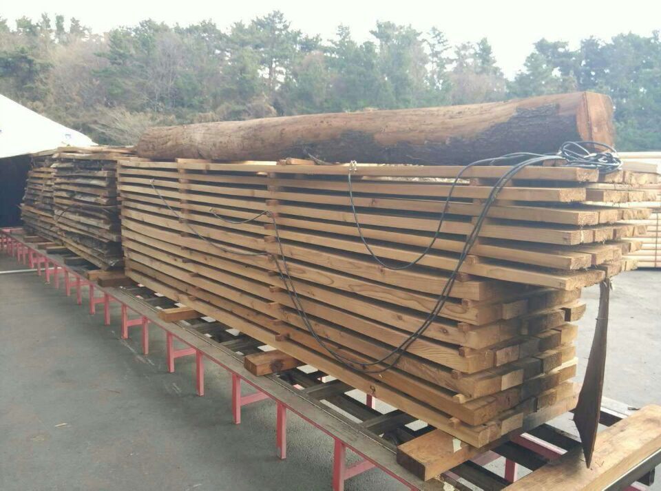 這是所屬韓國政府的工廠使用我們「達(dá)意」真空碳化設(shè)備生產(chǎn)出來的板材；碳化過程的溫度達(dá)到 230 攝氏度，木種為韓國的杉木。產(chǎn)品用途為制作桑拿浴里的墻板
